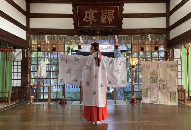 神事での巫女舞