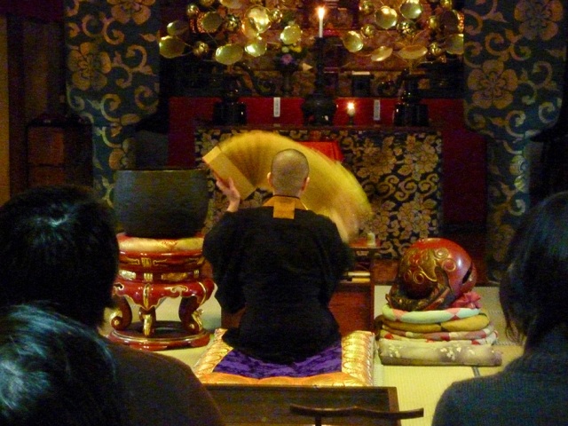 僧侶の読経の中、お焼香体験をします