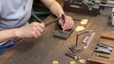 加賀象嵌（かがぞうがん）はどうして外れないのかな？そんなお話もしながら講師と一緒に真鍮に純銀線を象嵌します。
