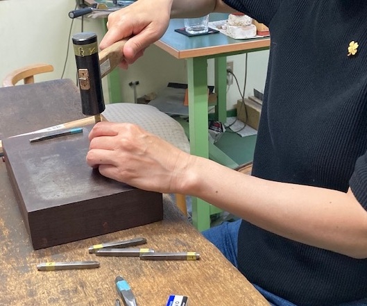 カンカンと刻印を打つ作業は鍛冶屋さんになった気分だそうです！