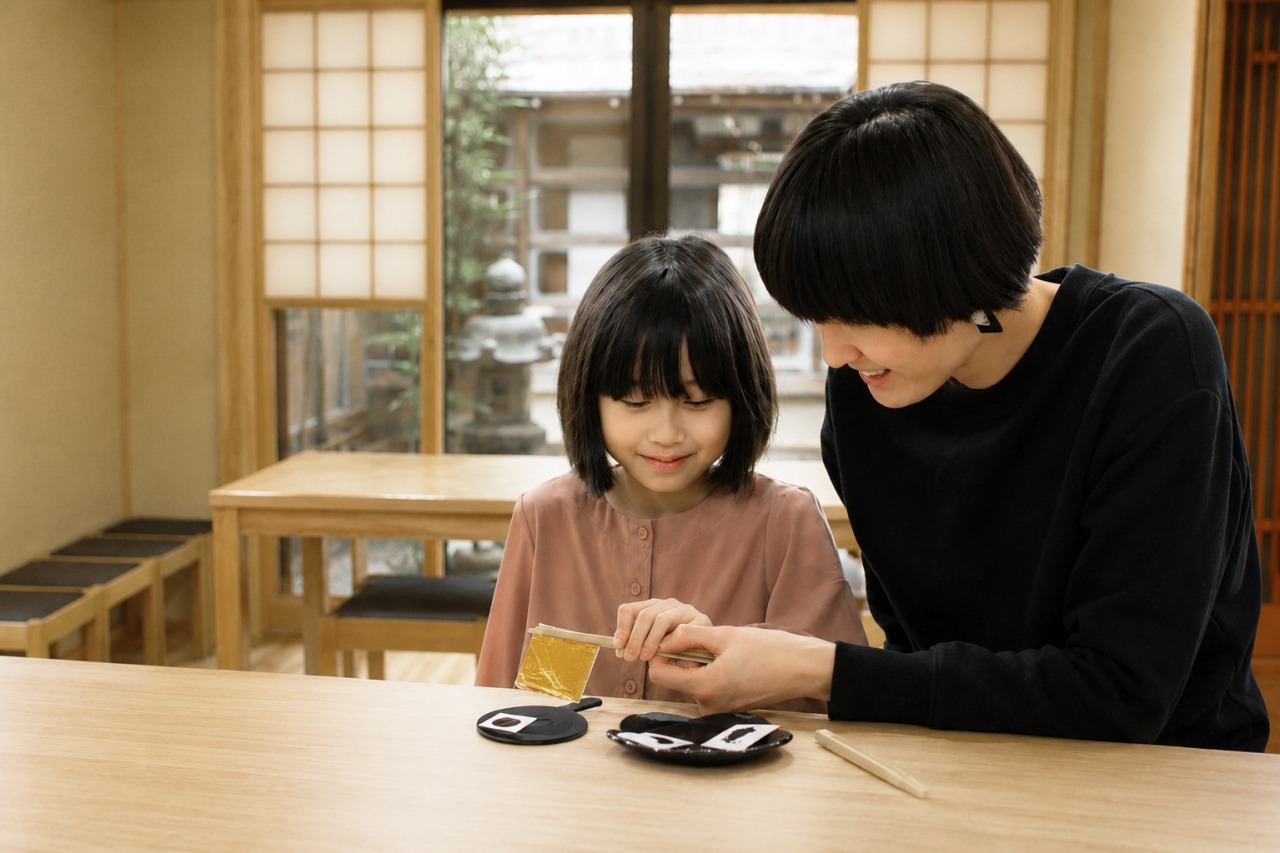 親子で楽しく金箔貼り♪