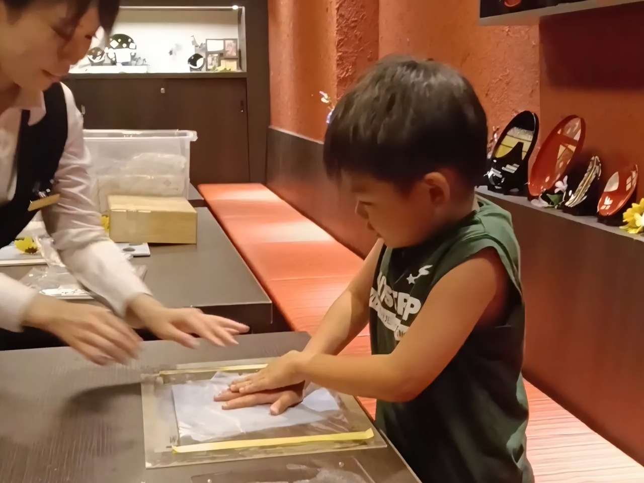 金箔用のノリで手形の形を作ります
