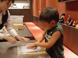 金箔用のノリで手形の形を作ります