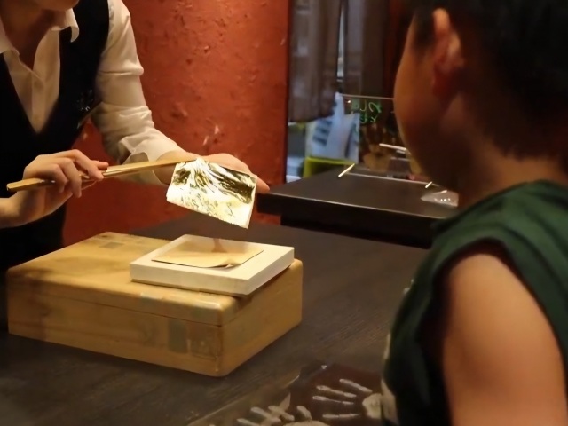 金箔を上からのせて