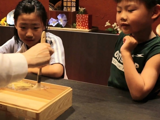 刷毛で余分な金箔を払い落します