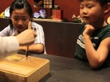 刷毛で余分な金箔を払い落します