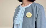 金箔レースブローチは軽やかで薄い生地のお洋服にも安心して着用いただけます。
