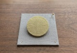 絹糸を手編みしたレースに金箔を何層も貼って仕上げます。