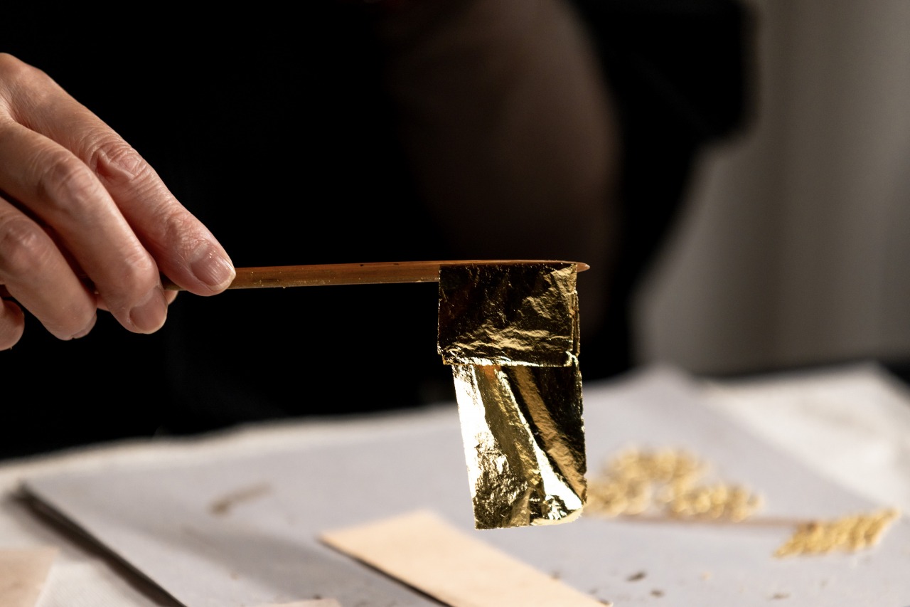 難しい金箔の扱いはていねいに手ほどきします。