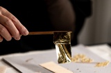 難しい金箔の扱いはていねいに手ほどきします。