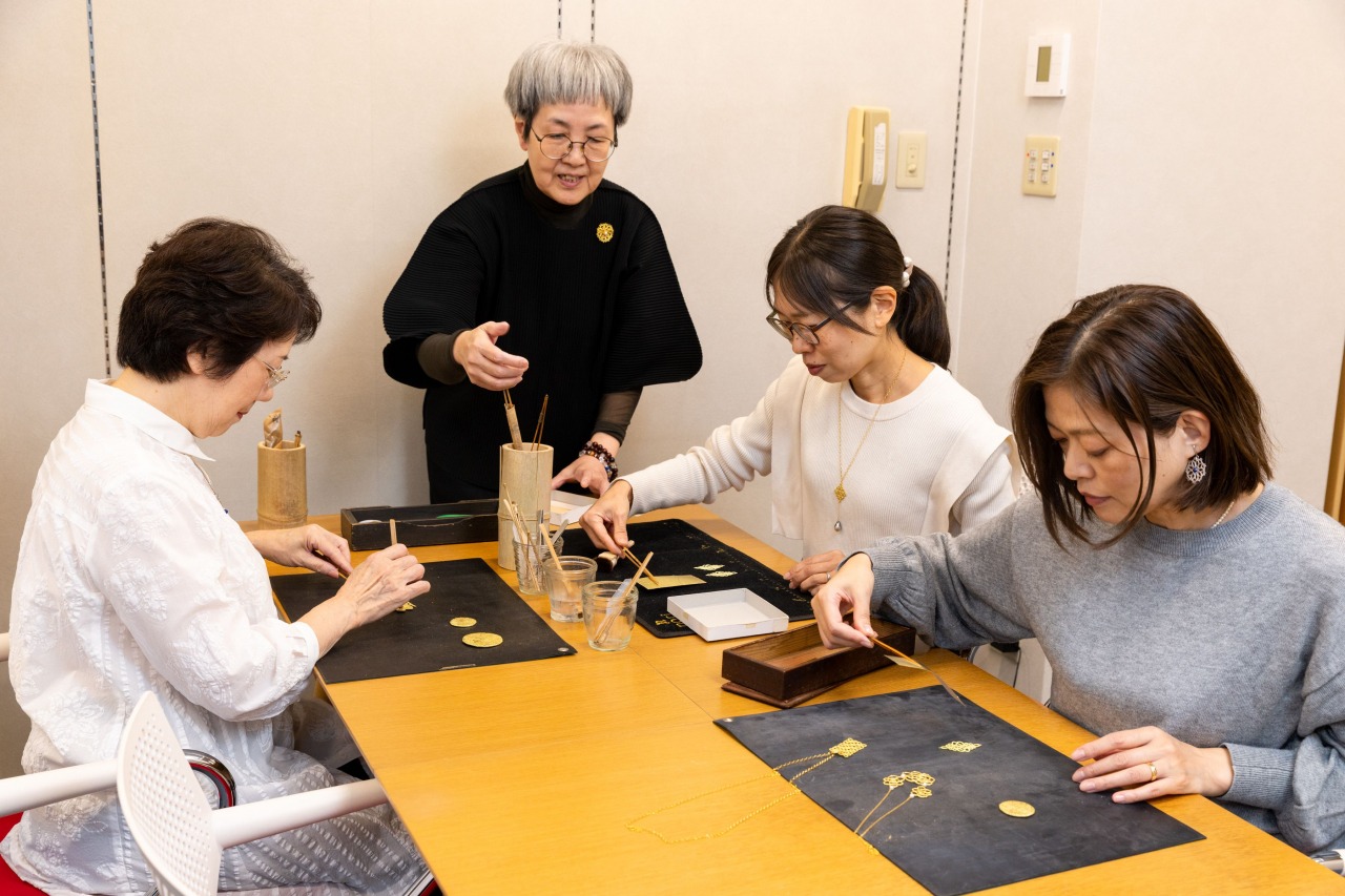 金箔ジュエリー作家がやさしく手ほどきします。