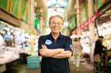 近江町市場を案内する松本氏