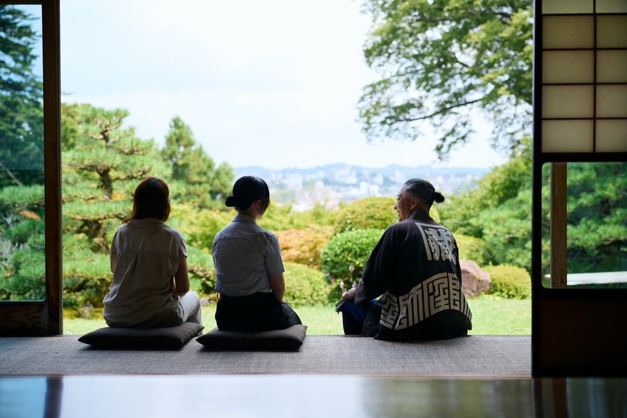 加賀棒茶を飲みながら庭師と話す時間