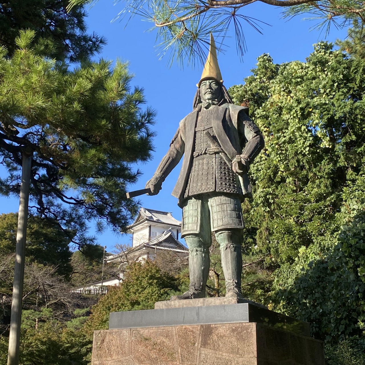 集合場所の目印はこの銅像!