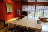 金沢の伝統、お客様用座敷には赤い弁柄色で華やかな塗り壁が施されています。