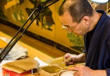 金箔工房では、金箔職人による迫力のある縁付金箔の製造の工程をご覧頂けます。