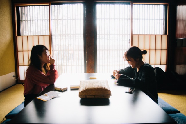 こたつでおしゃべりやカードケーム、お酒などもご自由に