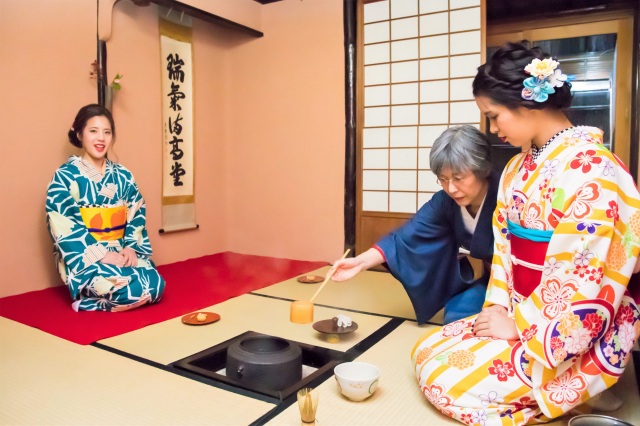 自分でたてたお抹茶をいただく茶道体験