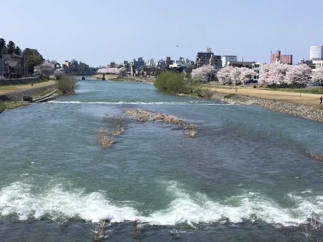 まちなかへと流れていく川を眺める