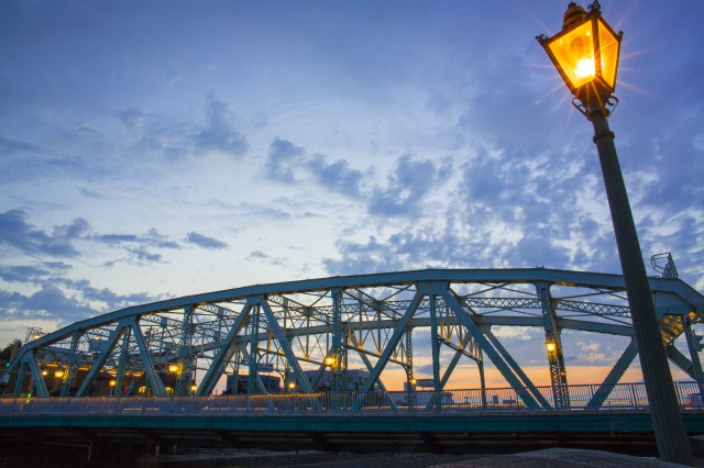 大正13年に建てられた犀川大橋のライトアップ