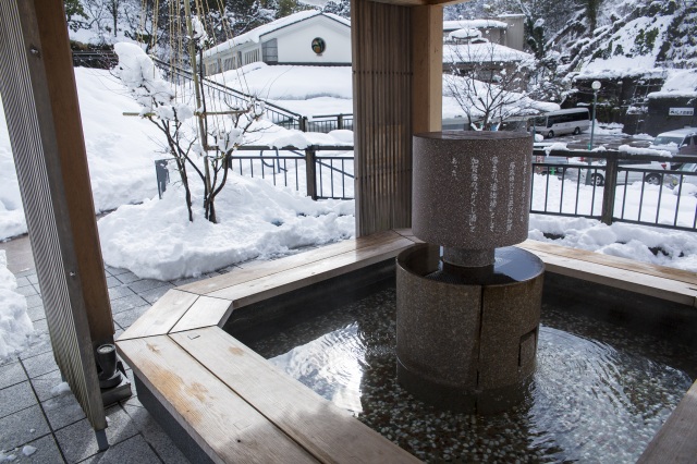 中央の戸室石には、白鷺と湯涌温泉の由来が書かれている