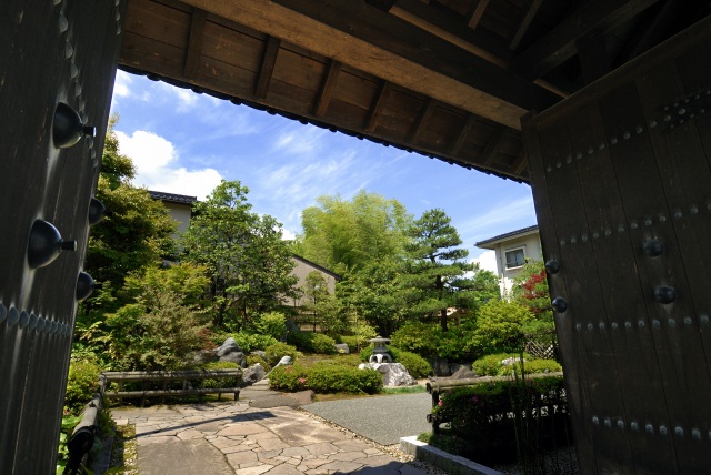 回遊式の枯山水が広がる庭園の寺町鐘声園