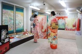 加賀友禅の着物などの展示鑑賞を、着装体験兼ねても行えます。