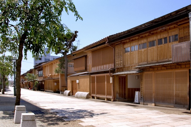 付近には金沢最大の寺町寺院群がある