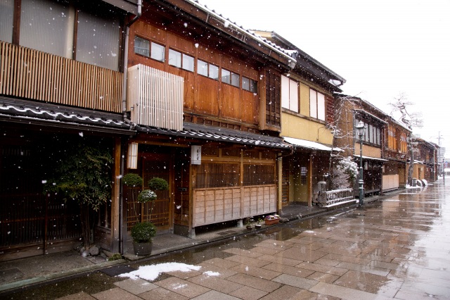 雪が降り積もる茶屋街もまた趣深い