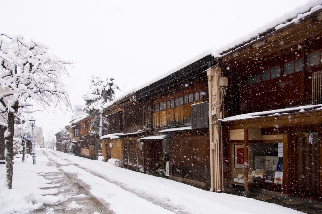 雪の白さと茶屋のコントラストがフォトジェニック