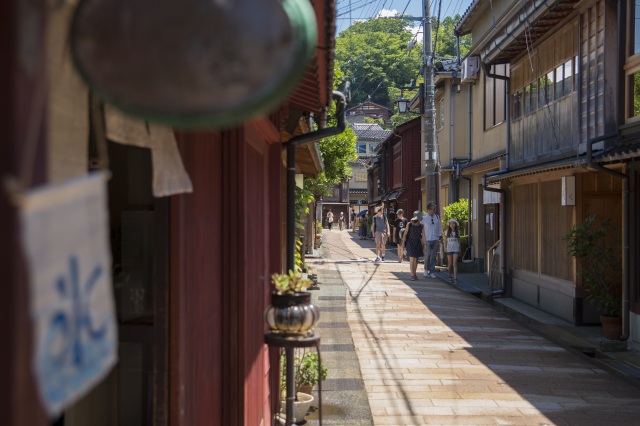 路地を歩くと夏ならではの風景も