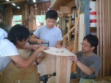 職人さんの指導のもと家具制作