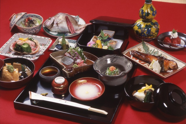 加賀料理のコースに鯛の唐蒸し、治部煮などが含まれる