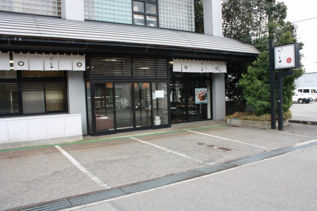 外観　大通りから2本入った住宅街の一角