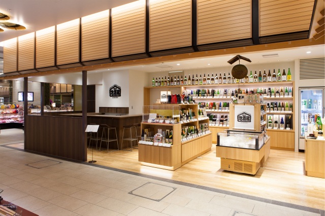 石川県内35蔵をお酒がずらりと並ぶ店内