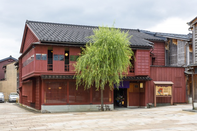 ひがし茶屋街のメイン通りに建つ金澤しつらえ