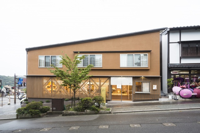 兼六園に続く紺谷坂に位置する店舗