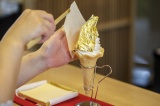 兼六園までの散策の間に人気の金箔ソフトクリーム