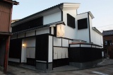 ひがし茶屋街中心部に建つ店舗
