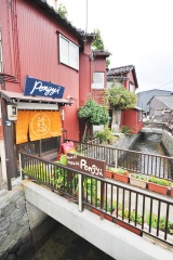 鞍月用水沿いに立つ金沢町家