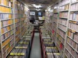 ＣD,ＬP,ドーナツ盤を圧縮陳列中