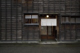 お店は昭和初期に建てられた金沢町家です。
