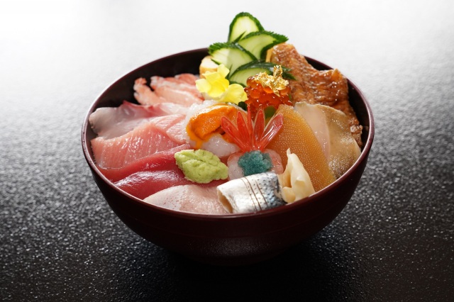 地元の魚介をふんだんに使用した海鮮ちらし