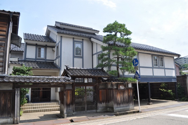 城下町金沢の街並みに溶け込むカメリアイン雪椿です。