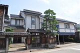 城下町金沢の街並みに溶け込むカメリアイン雪椿です。