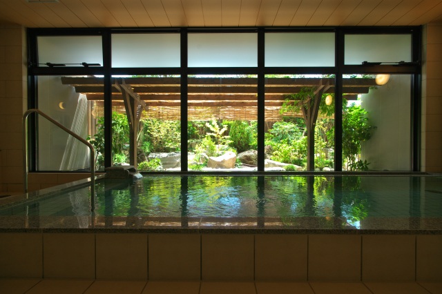 庭園を眺めながら楽しめる湯屋