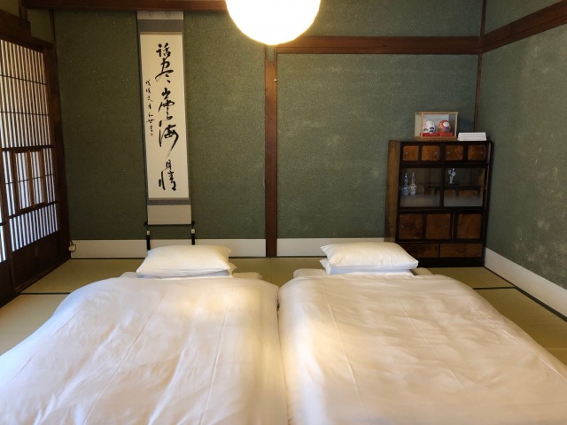 2階寝室　3名様からお布団となります