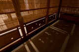 夕暮れ時　建具越しに縁側から差しこむ光
