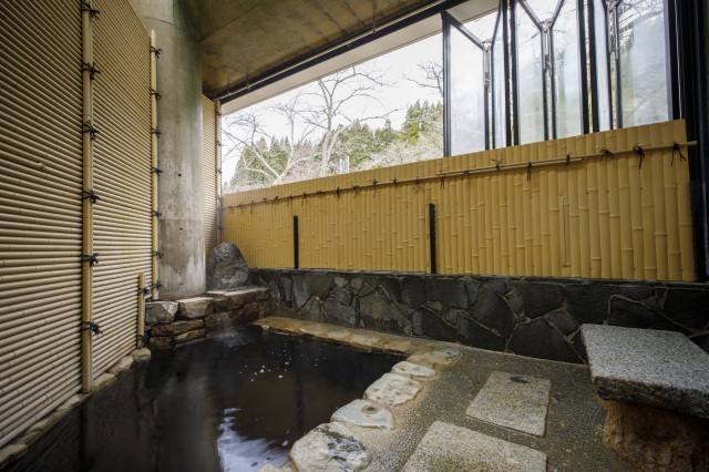 【露天風呂】虫や枯葉が入らない様に開閉式の窓がある小さめの露天風呂。目隠しと雨雪でも入浴できる様に覆いもあります