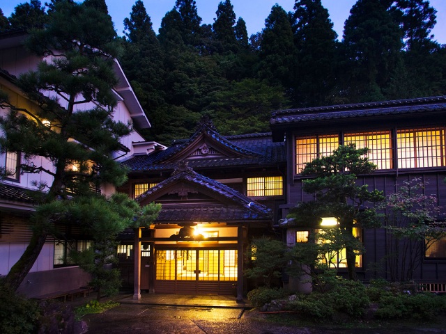 【外観】江戸時代より続く元湯石屋は、木のぬくもりと和風の建物の情緒を楽しめる宿です